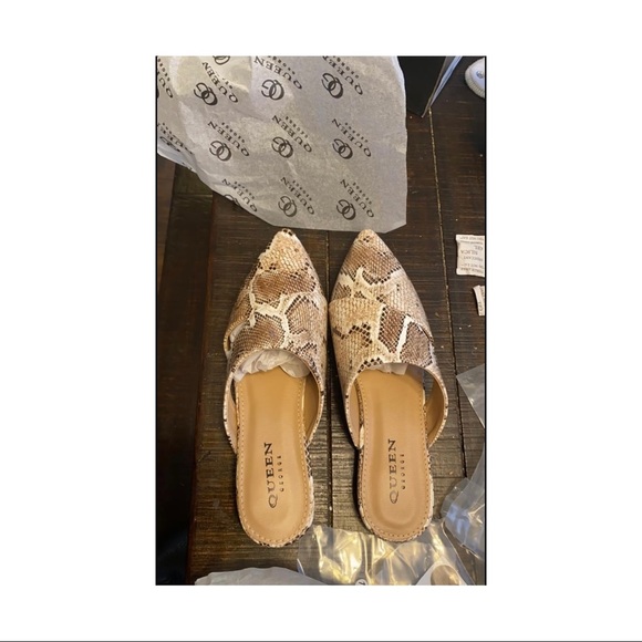Queen George Beige Snakeskin slides size 6 - Picture 3 of 4